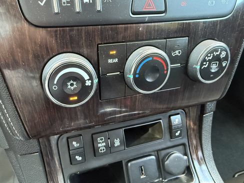 Used 2016 Chevrolet Traverse LT w/ Style and Technology Package FWD image 11