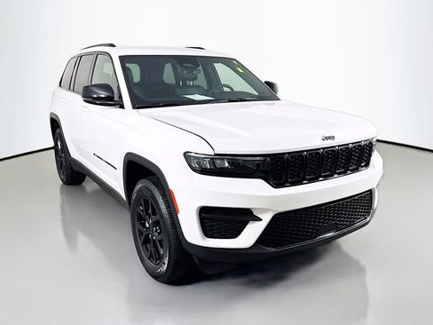 Used 2025 Jeep Grand Cherokee Altitude AWD/4WD image 3