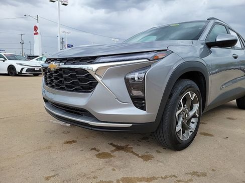 Used 2025 Chevrolet Trax LT w/ LT Convenience Package FWD image 14