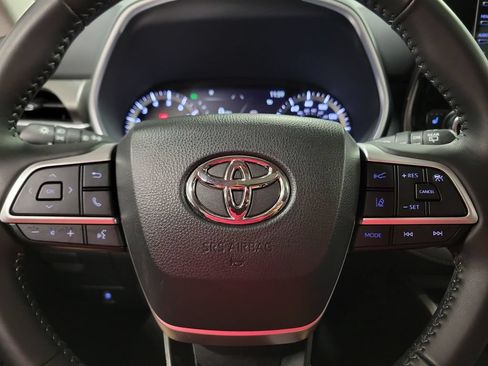 Used 2022 Toyota Highlander XLE AWD/4WD image 15