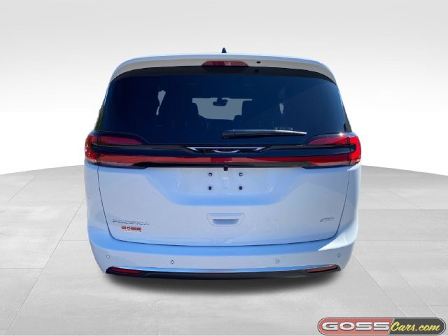 New 2027 Chrysler Pacifica Select AWD/4WD image 4