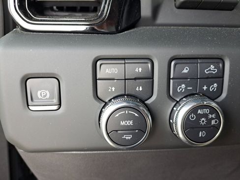Used 2024 GMC Sierra 1500 AT4 w/ Technology Package AWD/4WD image 33