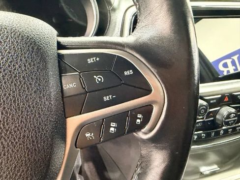 Used 2018 Jeep Grand Cherokee Overland AWD/4WD image 24