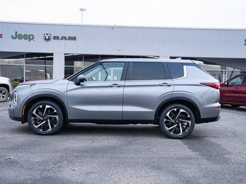 Used 2024 Mitsubishi Outlander SE Black Edition image 2