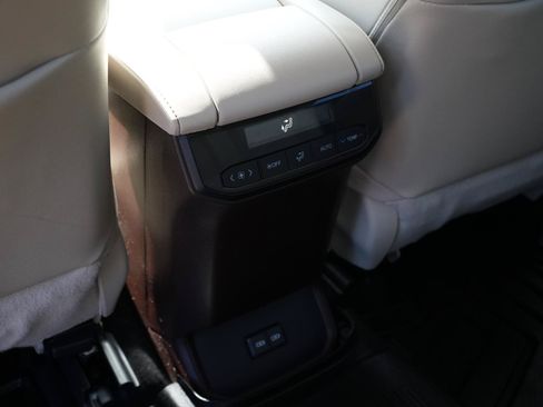 Used 2022 Toyota Highlander XLE FWD image 20