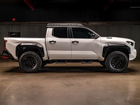 Used 2025 Toyota Tacoma TRD Pro AWD/4WD image 11