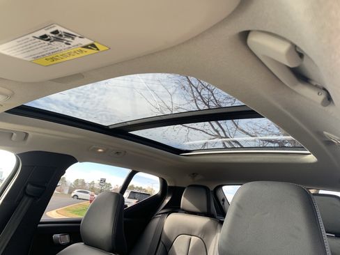 Used 2025 Volvo XC40 B5 Plus image 28