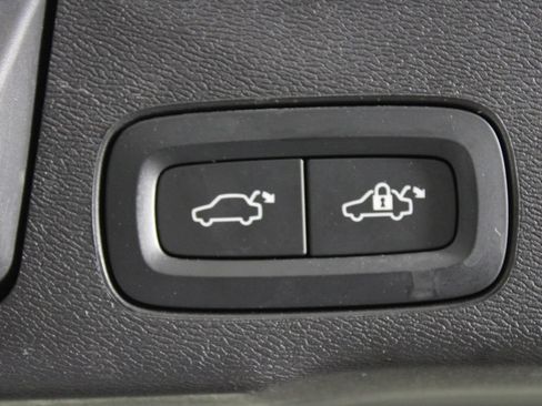 Used 2022 Volvo XC60 B5 R-Design w/ Protection Package Premier FWD image 16