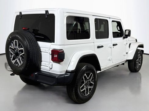 Used 2025 Jeep Wrangler Unlimited Sahara AWD/4WD image 4