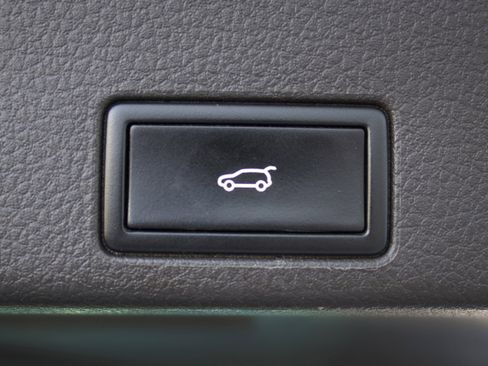 Used 2012 Volkswagen Touareg TDI image 31