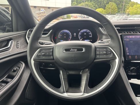 Used 2024 Jeep Grand Cherokee L Limited w/ Black Appearance Package AWD/4WD image 18