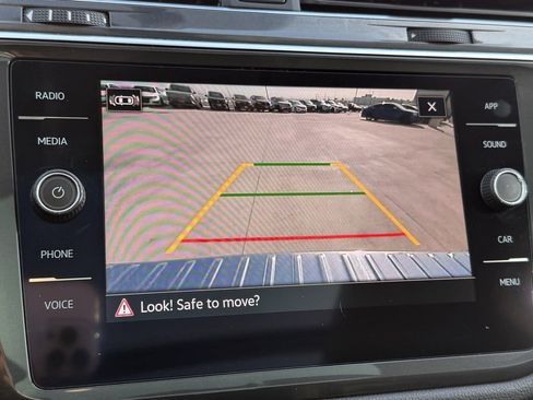 Used 2021 Volkswagen Tiguan SE w/ Panoramic Sunroof Package image 9