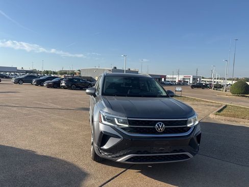 Used 2022 Volkswagen Taos SEL image 3