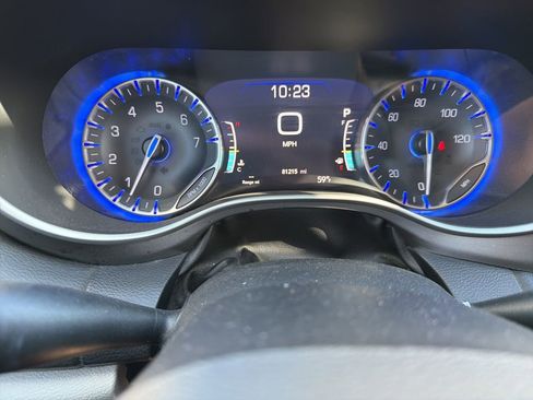 Used 2020 Chrysler Pacifica Touring w/ Advanced Safetytec Group image 14