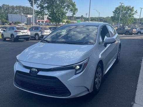 Used 2025 Toyota Corolla LE FWD image 16