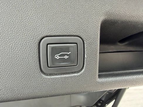 Used 2023 Chevrolet Equinox RS w/ RS Leather Package FWD image 9