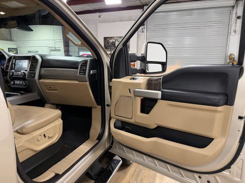 Used 2017 Ford F250 Lariat w/ Lariat Ultimate Package AWD/4WD image 20