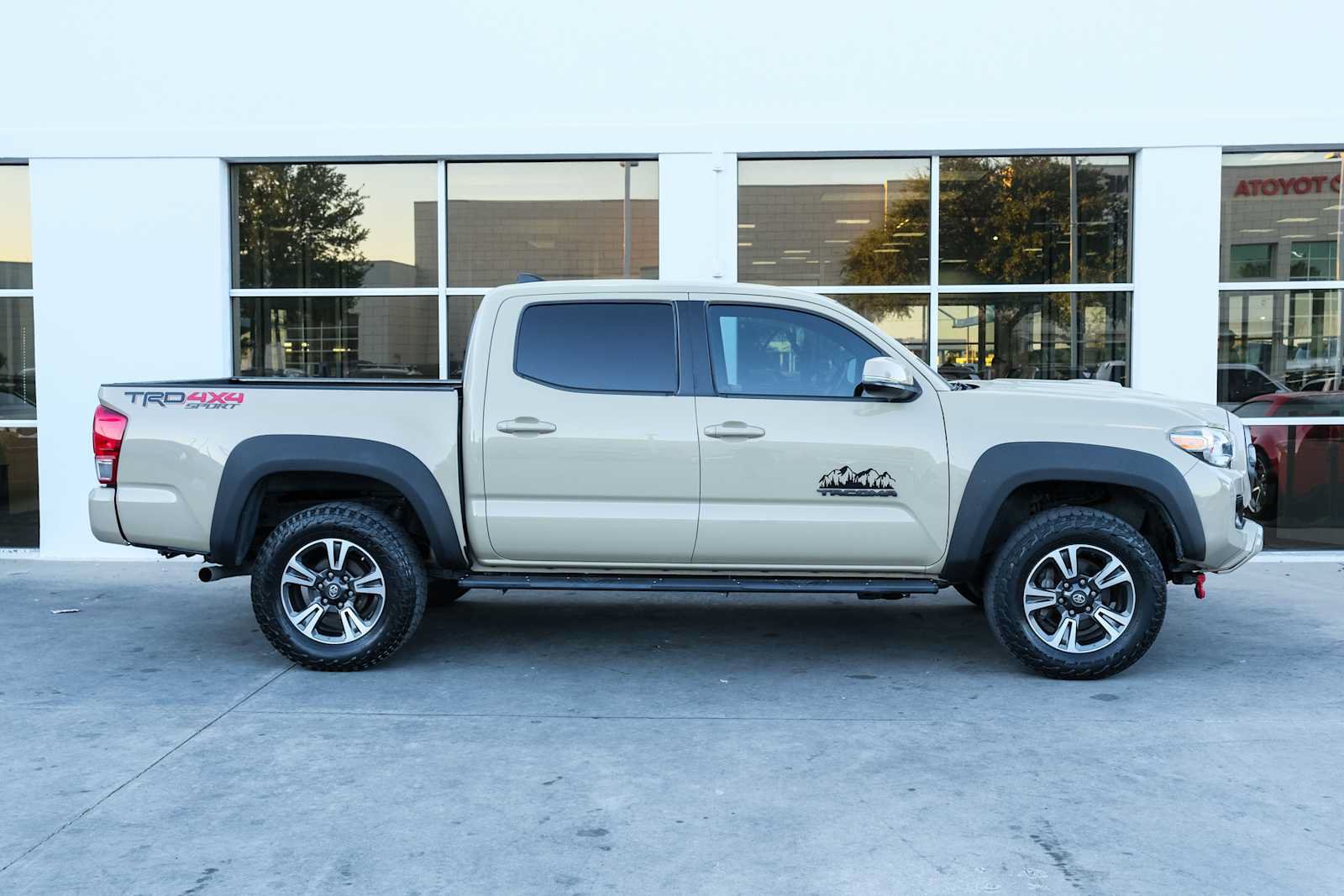 Used 2017 Toyota Tacoma TRD Sport w/ Tow Package (A/T) AWD/4WD image 7