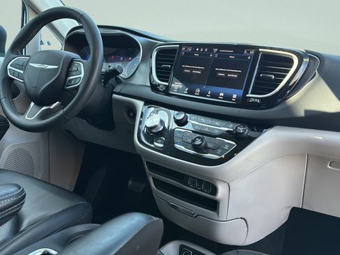 Used 2023 Chrysler Pacifica Touring-L FWD image 30