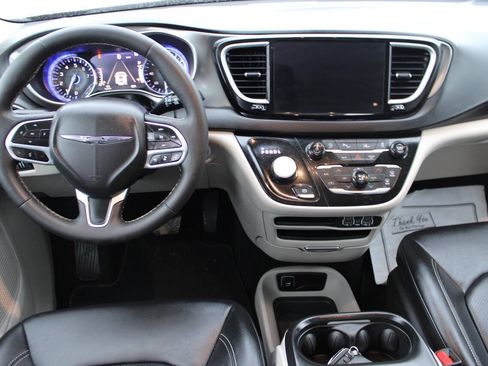 Used 2024 Chrysler Pacifica Touring-L image 11