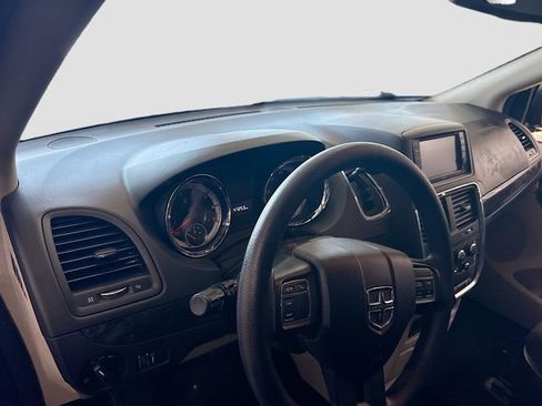 Used 2018 Dodge Grand Caravan SE w/ UConnect Hands-Free Group image 10