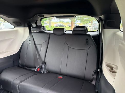 Used 2026 Toyota Sienna Limited FWD image 20