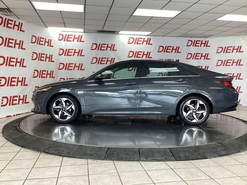 Used 2023 Hyundai Elantra Limited FWD image 4