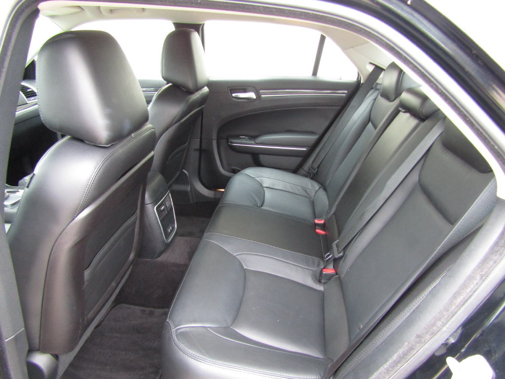 Used 2017 Chrysler 300 Limited RWD image 27