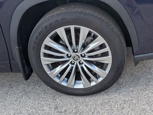 Used 2024 Toyota Highlander Platinum AWD/4WD image 11