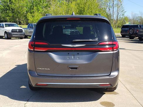 Used 2022 Chrysler Pacifica Touring-L FWD image 4
