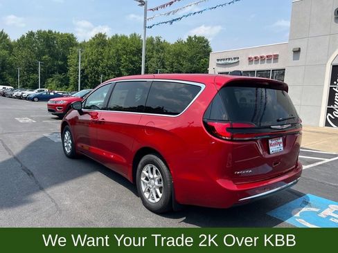 New 2025 Chrysler Pacifica Select image 2