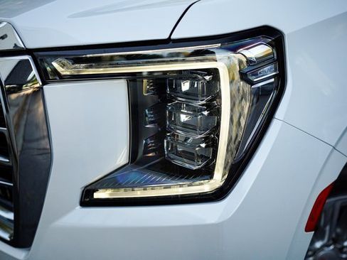 Used 2021 GMC Yukon SLT w/ SLT Premium Package image 3