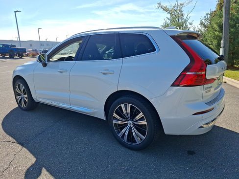 Certified 2022 Volvo XC60 B5 Inscription w/ Climate Package image 4