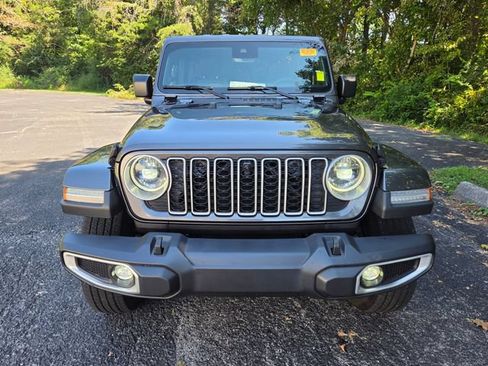 Used 2025 Jeep Wrangler Unlimited Sahara AWD/4WD image 2