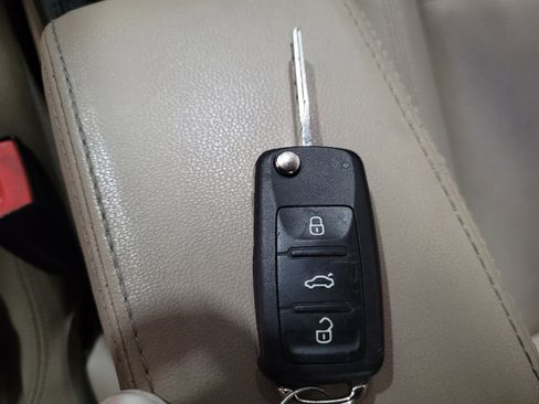 Used 2014 Volkswagen Beetle 1.8T FWD image 32