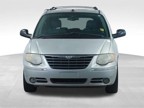 Used 2005 Chrysler Town & Country Limited FWD image 7
