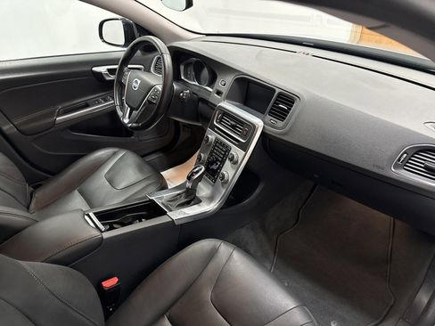 Used 2018 Volvo V60 T5 Cross Country w/ Convenience Package image 14