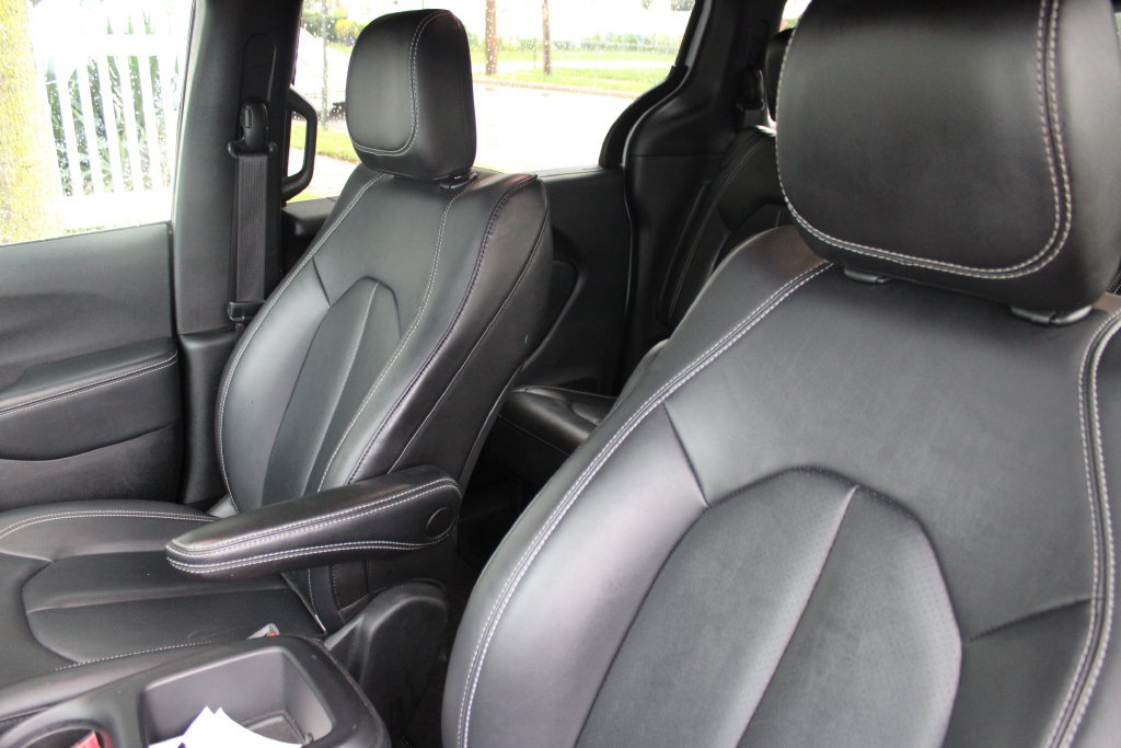 Used 2025 Chrysler Pacifica Select FWD image 9