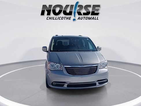 Used 2016 Chrysler Town & Country Touring image 3