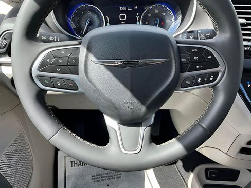 Used 2023 Chrysler Pacifica Touring-L image 34