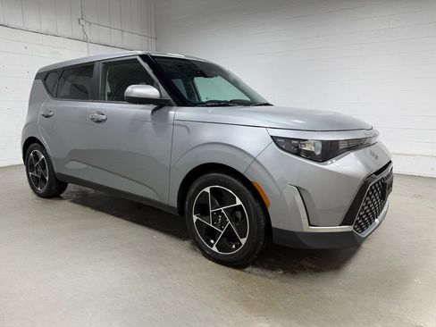 Used 2023 Kia Soul EX image 3