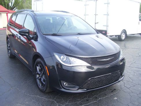 Used 2018 Chrysler Pacifica Limited w/ S Appearance Package FWD image 4