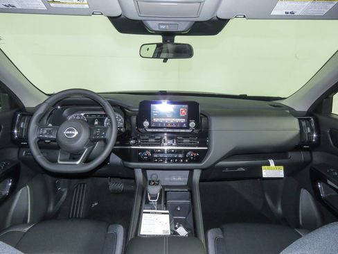 New 2025 Nissan Pathfinder SV image 9