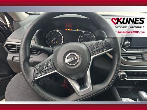 Used 2024 Nissan Altima 2.5 SV image 14