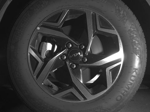 Used 2025 Kia Sportage LX image 9