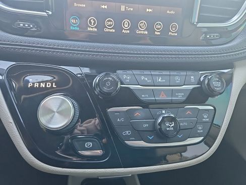 Used 2018 Chrysler Pacifica Limited w/ Tire & Wheel Group FWD image 26