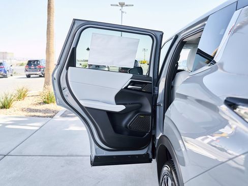 New 2026 Mitsubishi Outlander SE image 16