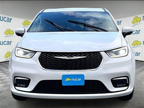 Used 2023 Chrysler Pacifica Touring-L image 3