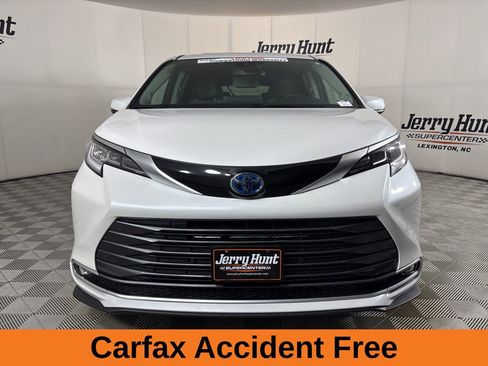 Used 2024 Toyota Sienna Limited AWD/4WD image 3