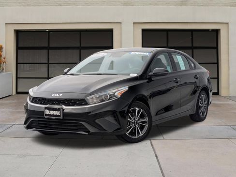 Used 2023 Kia Forte LXS w/ LXS Technology Package FWD image 3